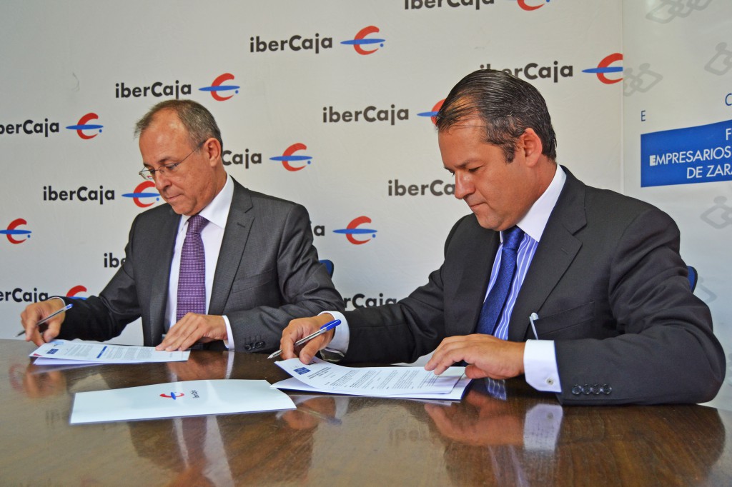 El director Territorial de Ibercaja en Zaragoza, Antonio Lacoma, y el presidente de ECOS, José Antonio Pueyo, durante la firma del convenio